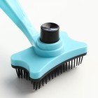 Пуходерка пластиковая «Косточка» с самоочисткой, 8.5×12.5 см, голубая - Фото 3