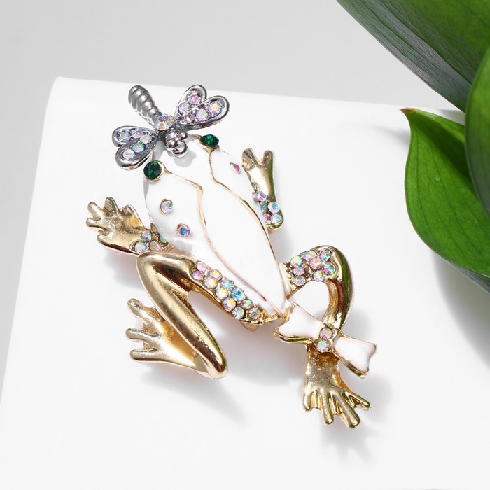 Брошь «Лягушка» со стрекозой, цветная в золоте - Фото 1