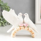 Сувенир керамика "Два белых голубя на мостике с розами" 9,5х12,5х6 см - Фото 1