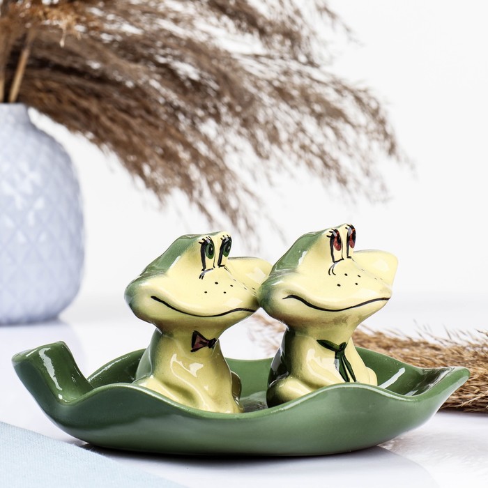 Набор для специй Кунгурская керамика «Лягушки», 2 предмета на подставке: солонка, перечница, зелёная - Фото 1