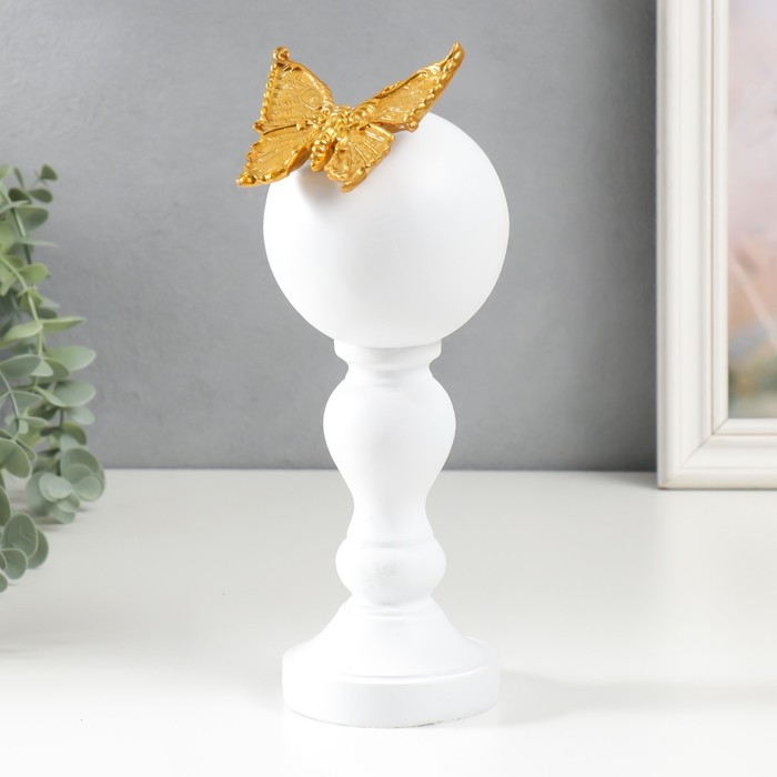 Сувенир полистоун "Золотая бабочка на колонне с шаром" белый 24,5х9х10 см - Фото 1
