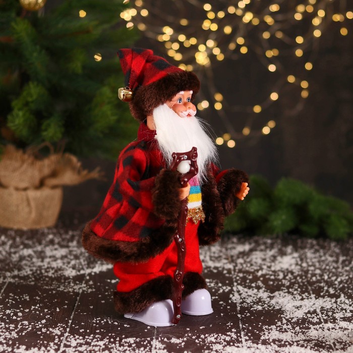 Дед Мороз "В полосатом свитере и с посохом" 27 см, двигается, красно-коричневый - фото 1908955507