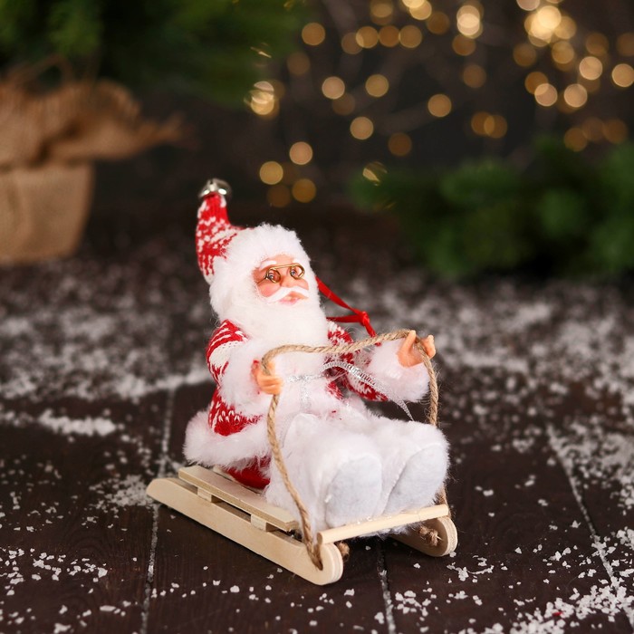Дед Мороз &quot;В костюмчике с узорами и меховых ботиночках, на санях&quot; 13 см, красно-белый