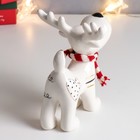 Сувенир керамика "Олешка в шарфике, с сердечком на боку" белый с золотом 16,5х12,4х14,3 см - фото 21692907