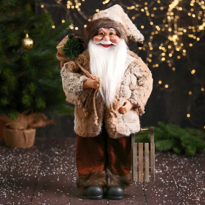 Дед Мороз &quot;В меховом колпачке, подарками и санками&quot; 47 см, коричневый