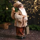 Дед Мороз "В меховом колпачке, подарками и санками" 47 см, коричневый - Фото 2