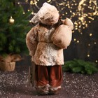 Дед Мороз "В меховом колпачке, подарками и санками" 47 см, коричневый - Фото 3