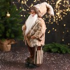 Дед Мороз "В меховом колпачке, подарками и санками" 47 см, коричневый - фото 3878137