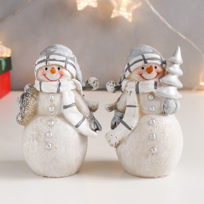 Сувенир полистоун "Снеговик в сером колпаке и белом шарфике, с ёлкой" МИКС 11,5х6,5х5,5 см - фото 280637977