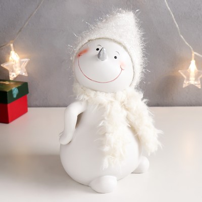 Сувенир полистоун "Деловой снеговичок в белом шарфике, колпаке из мишуры" 23х13х16 см