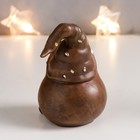 Сувенир полистоун "Дедушка Мороз в колпаке с золотым горошком/полосками" корица 10х6,5х6 см   756789 - фото 21696872