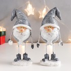 Сувенир полистоун "Дед Мороз с подарком"МИКС серый, тонкие ножки 14х6,5х5 см - фото 318981587