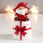 Фигурка полистоун «Дедушка Мороз в колпаке гнома на подарке», 9×5×4 см, МИКС - фото 22858636