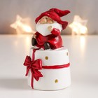 Фигурка полистоун «Дедушка Мороз в колпаке гнома на подарке», 9×5×4 см, МИКС - фото 22858639