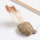 Дразнилка - удочка из эко-материалов "Шарик  с кошачьей мятой и перьями" на деревянной палочкой  915 - Фото 3