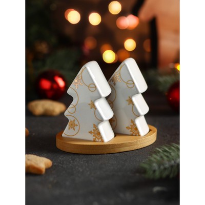 Набор керамический для специй на деревянной подставке Доляна «Новый год. Золотая снежинка», 2 предмета: солонка, перечница