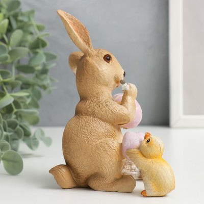 Фигурка полистоун «Зайчик с утёнком раскрашивают яйца», 13×9×9.5 см