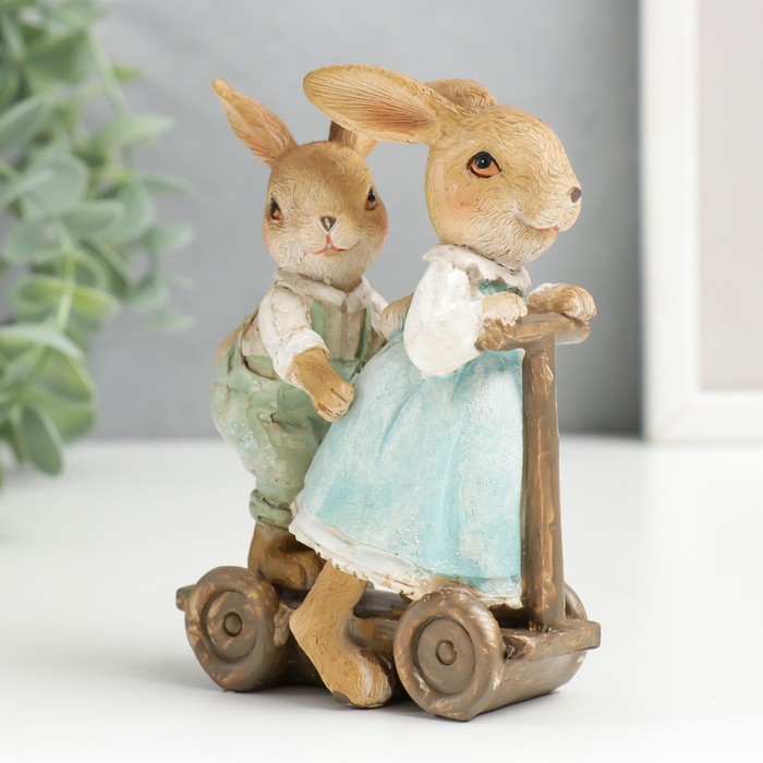 Фигурка полистоун «Зайчики на самокате», 11.5×4×8.5 см - Фото 1