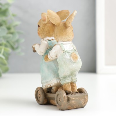 Фигурка полистоун «Зайчики на самокате», 11.5×4×8.5 см