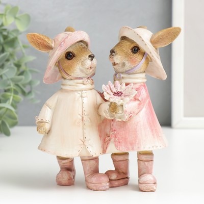 Фигурка полистоун «Зайчики в шляпках и дождевиках, с цветком», 13.5×8×13 см