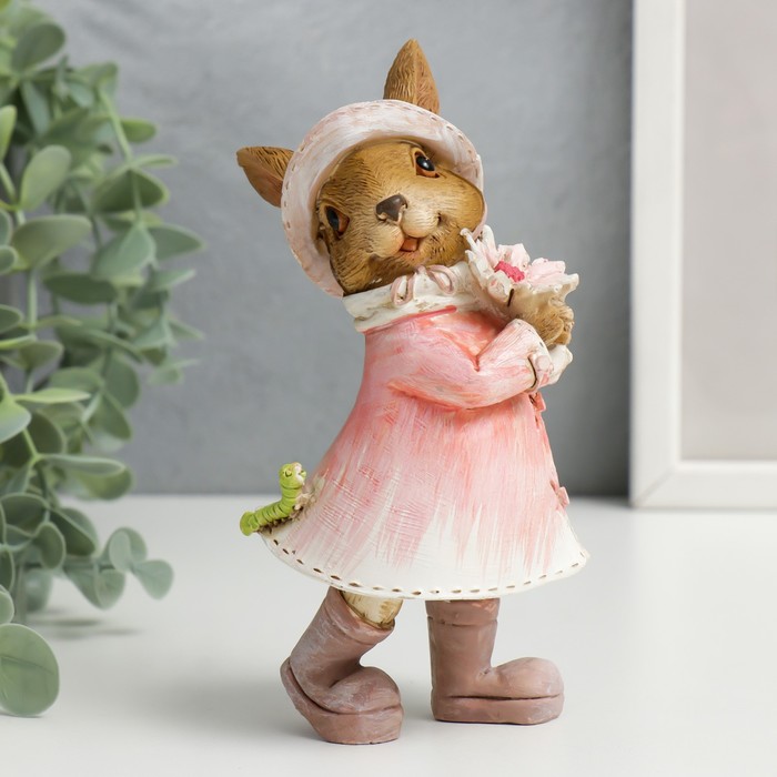 Фигурка полистоун «Зайка в шляпке и дождевике с цветком и гусеницей», 14.5×6.5×8 см - Фото 1