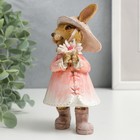 Фигурка полистоун «Зайка в шляпке и дождевике с цветком и гусеницей», 14.5×6.5×8 см - Фото 4