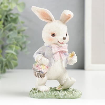 Фигурка полистоун «Нарядный зайчик с корзиной цветов на полянке», 11.5×5.5×7 см