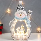 Сувенир керамика свет "Снеговик с птицей и зимним домиком, срез дерева" 41х25х9 см - фото 3006232