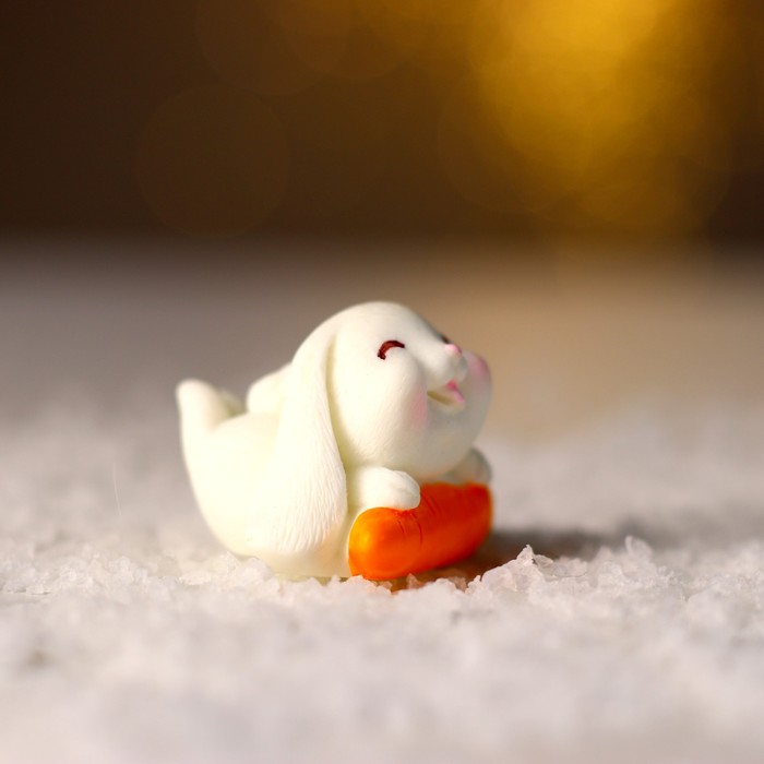 Миниатюра кукольная «Милый зайчик с морковкой», размер: 3,4 × 3 × 2,5 см - Фото 1