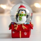 Сувенир полистоун водяной шар "Пингвинчик на подарке" 4,5х4,5х6,5 см - фото 108986697