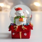 Сувенир полистоун водяной шар "Медвежонок с подарочком" 4,5х4,5х6,5 см - фото 10876763