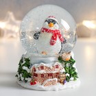 Снежный шар новогодний стеклянный «Пухлый пингвинёнок в шарфике», 7×6.7×8.8 см 7567984