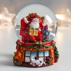 Сувенир полистоун водяной шар "Дед Мороз в кресле с подарками" 7х6,7х8,8 см - фото 108657576