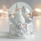 Сувенир полистоун водяной шар "Дед Мороз с ёлкой и снеговиком" белый с серебром 7х6,7х8,8 см   75679 - фото 3007780