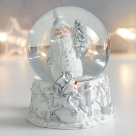 Сувенир полистоун водяной шар "Дед Мороз с ёлкой и снеговиком" белый с серебром 7х6,7х8,8 см   75679