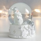 Сувенир полистоун водяной шар "Дед Мороз с ёлкой и снеговиком" белый с серебром 7х6,7х8,8 см   75679 - Фото 2