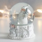 Сувенир полистоун водяной шар "Дед Мороз с ёлкой и снеговиком" белый с серебром 7х6,7х8,8 см   75679 - Фото 4