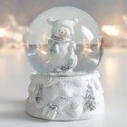 Сувенир полистоун водяной шар "Снеговик в шапочке с помпошками" 7х6,7х8,8 см - фото 3363112