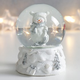 Сувенир полистоун водяной шар "Снеговик в шапочке с помпошками" 7х6,7х8,8 см