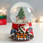 Снежный шар новогодний стеклянный «Ёлочка и спящий Дед Мороз на крыше», музыкальный, 11.5×11.5×14 см - фото 25525038