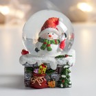 Сувенир полистоун водяной шар "Снеговичок на трубе с подарками" 4,5х4,5х6,5 см - фото 3007880