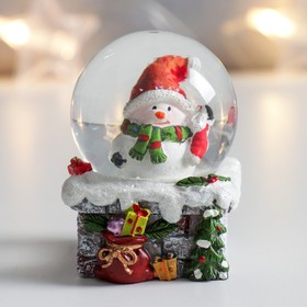 Сувенир полистоун водяной шар 'Снеговичок на трубе с подарками' 4,5х4,5х6,5 см Ош