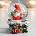 Сувенир полистоун водяной шар "Дед Морозик с подарочком на трубе" 4,5х4,5х6,5 см - фото 108986757