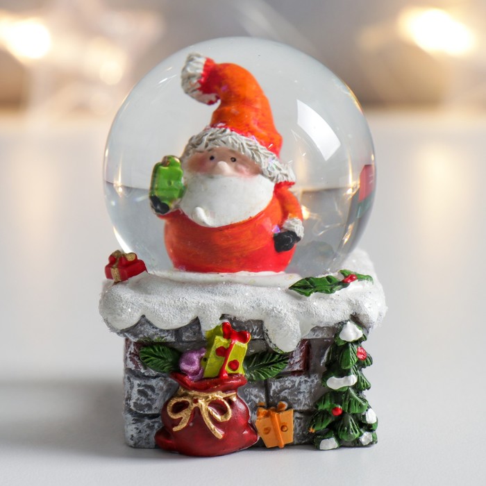 Сувенир полистоун водяной шар "Дед Морозик с подарочком на трубе" 4,5х4,5х6,5 см - Фото 1