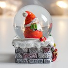 Сувенир полистоун водяной шар "Дед Морозик с подарочком на трубе" 4,5х4,5х6,5 см - Фото 2