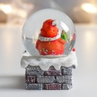 Сувенир полистоун водяной шар "Дед Морозик с подарочком на трубе" 4,5х4,5х6,5 см - Фото 3