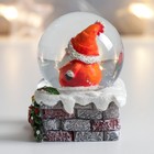 Сувенир полистоун водяной шар "Дед Морозик с подарочком на трубе" 4,5х4,5х6,5 см - Фото 4