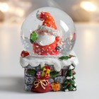 Сувенир полистоун водяной шар "Дед Морозик с подарочком на трубе" 4,5х4,5х6,5 см - Фото 5