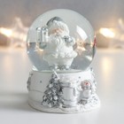 Сувенир полистоун водяной шар "Дед Мороз с подарком" белый с серебром 7х6,7х8,8 см - фото 108986772