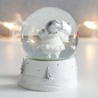 Сувенир полистоун водяной шар "Дед Мороз с подарком" белый с серебром 7х6,7х8,8 см - Фото 3